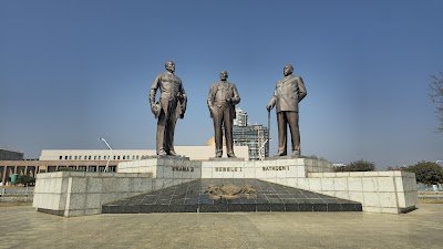 Foto de The Three Dikgosi Monument