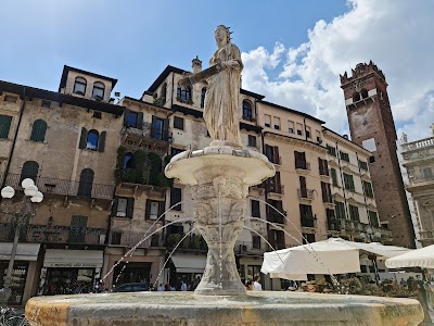 Foto de Madonna Verona Fountain